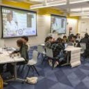 Kids in library workshop