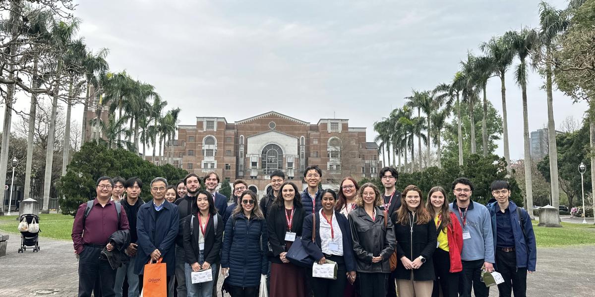 Students, instructors, and hosts pose for a group photo in front of National Taiwan University